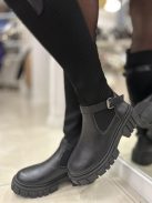 Cizme lungi din piele ecologică, cu material elastic pe gambă, de încălțat. (Disponibile în mărimile 36-41.)