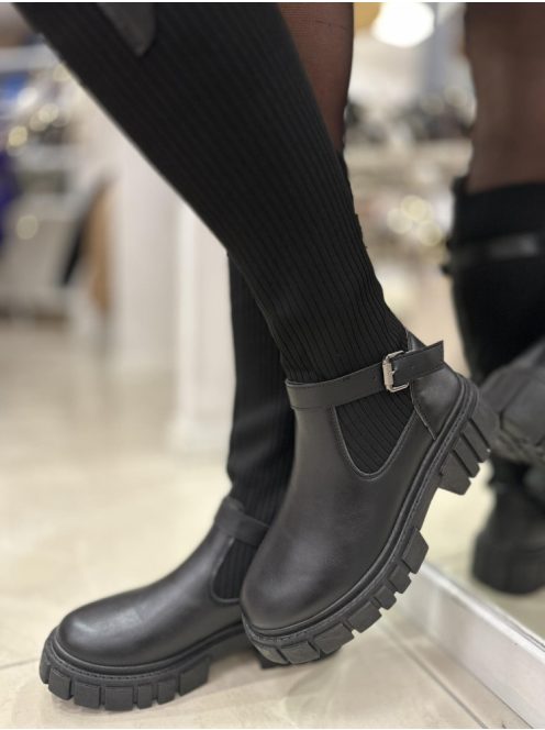 Cizme lungi din piele ecologică, cu material elastic pe gambă, de încălțat. (Disponibile în mărimile 36-41.)