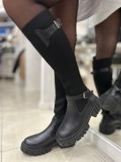 Cizme lungi din piele ecologică, cu material elastic pe gambă, de încălțat. (Disponibile în mărimile 36-41.)