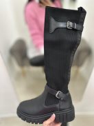 Cizme lungi din piele ecologică, cu material elastic pe gambă, de încălțat. (Disponibile în mărimile 36-41.)