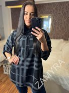 Material ușor elastic, scurt în față și lung în spate, cu guler rotund, tunică cu mâneci butonabile. (Recomandată pentru mărimea S-XL.)