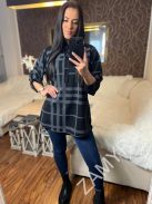 Material ușor elastic, scurt în față și lung în spate, cu guler rotund, tunică cu mâneci butonabile. (Recomandată pentru mărimea S-XL.)