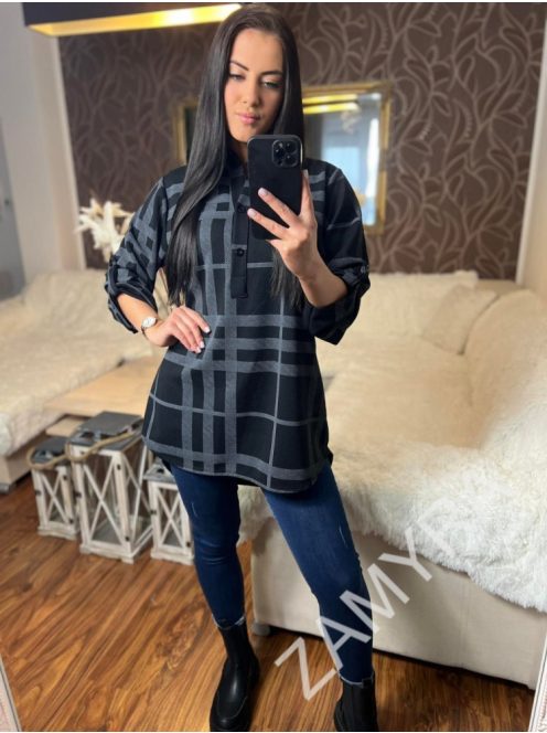 Material ușor elastic, scurt în față și lung în spate, cu guler rotund, tunică cu mâneci butonabile. (Recomandată pentru mărimea S-XL.)