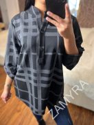 Material ușor elastic, scurt în față și lung în spate, cu guler rotund, tunică cu mâneci butonabile. (Recomandată pentru mărimea S-XL.)