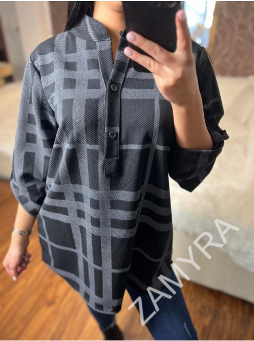 Material ușor elastic, scurt în față și lung în spate, cu guler rotund, tunică cu mâneci butonabile. (Recomandată pentru mărimea S-XL.)