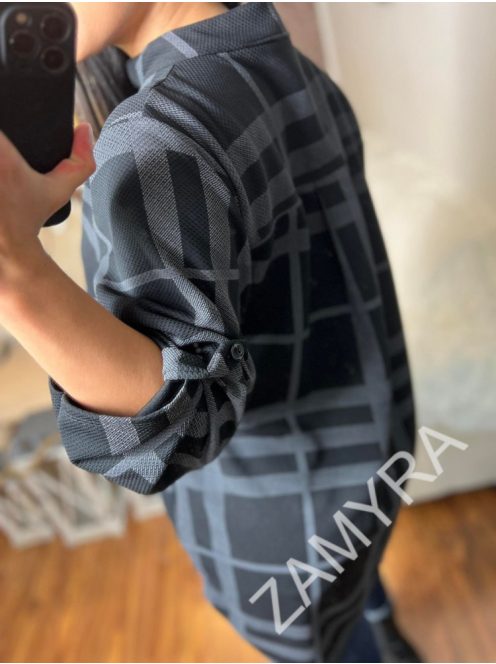 Material ușor elastic, scurt în față și lung în spate, cu guler rotund, tunică cu mâneci butonabile. (Recomandată pentru mărimea S-XL.)