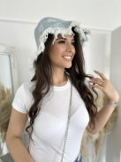 Pălărie din denim rupt.