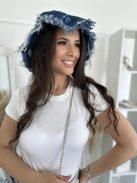 Pălărie din denim rupt.