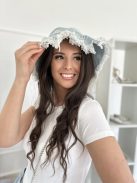 Pălărie din denim rupt.