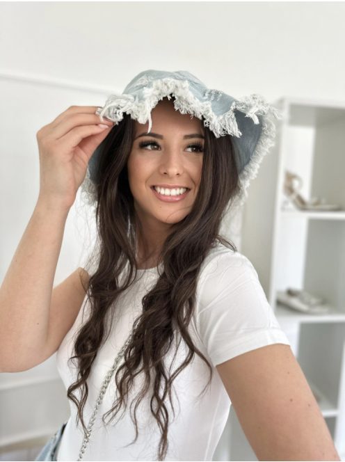 Pălărie din denim rupt.