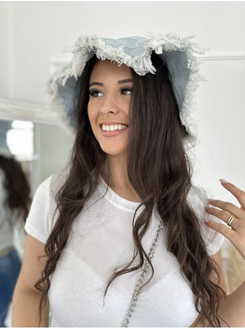 Pălărie din denim rupt.