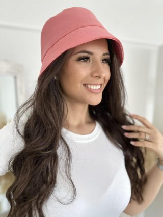 Căciulă rigidă, cu dimensiune ajustabilă.