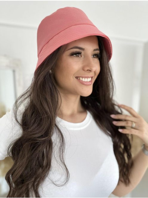 Căciulă rigidă, cu dimensiune ajustabilă.