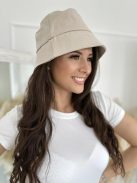 Căciulă rigidă, cu dimensiune ajustabilă.