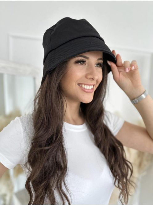 Căciulă rigidă, cu dimensiune ajustabilă.