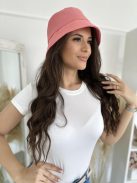 Căciulă rigidă, cu dimensiune ajustabilă.