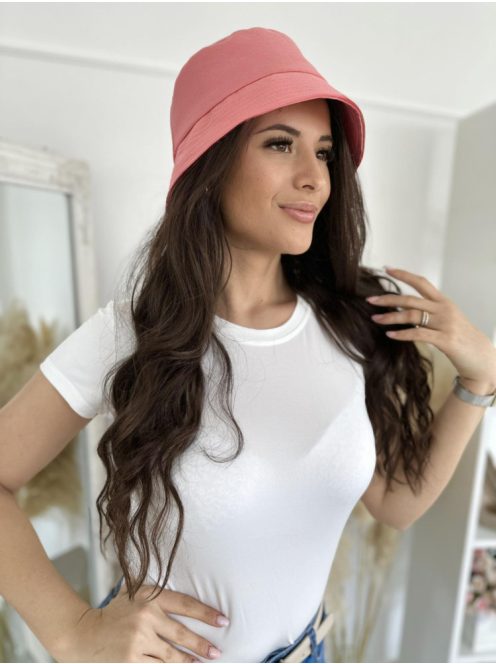 Căciulă rigidă, cu dimensiune ajustabilă.