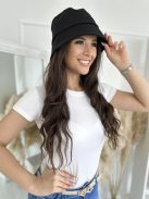 Căciulă rigidă, cu dimensiune ajustabilă.