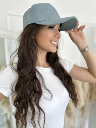   Căciulă de baseball din material denim, neelastică și ajustabilă.