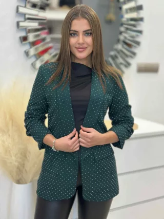   Sacou căptușit, cu umeri buretați, mâneci încrețite, buzunare decorative, din material neelastic, decorat cu pietre. (Recomandat pentru mărimile S-L.)