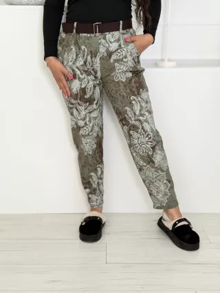Pantaloni cu imprimeu și curea