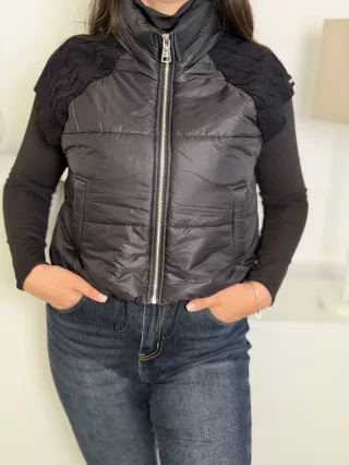 Vestă matlasată cu buzunare