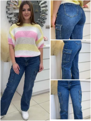   Blugi cu croi drept, talie înaltă, buzunare laterale, din material extra elastic. Modelul poartă mărimea S. (Disponibili în mărimile XS-XL.)