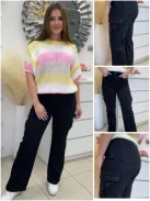 Blugi cu croi drept, talie înaltă, buzunare laterale, din material extra elastic. Modelul poartă mărimea S. (Disponibili în mărimile XS-XL.)