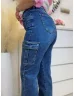   Blugi cu croi drept, talie înaltă, buzunare laterale, din material extra elastic. Modelul poartă mărimea S. (Disponibili în mărimile XS-XL.)