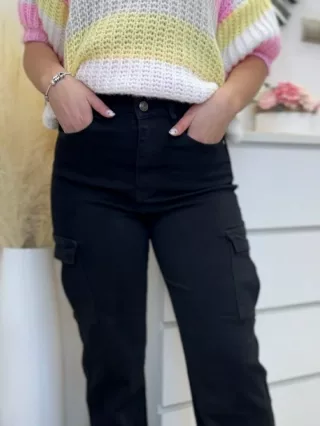   Blugi cu croi drept, talie înaltă, buzunare laterale, din material extra elastic. Modelul poartă mărimea S. (Disponibili în mărimile XS-XL.)