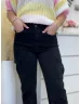   Blugi cu croi drept, talie înaltă, buzunare laterale, din material extra elastic. Modelul poartă mărimea S. (Disponibili în mărimile XS-XL.)