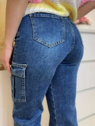   Blugi cu croi drept, talie înaltă, buzunare laterale, din material extra elastic. Modelul poartă mărimea S. (Disponibili în mărimile XS-XL.)