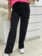 Blugi cu croi drept, talie înaltă, buzunare laterale, din material extra elastic. Modelul poartă mărimea S. (Disponibili în mărimile XS-XL.)