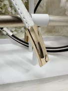 Curea din piele ecologică, subțire, cu cataramă metalică ajustabilă.