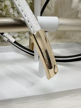   Curea din piele ecologică, subțire, cu cataramă metalică ajustabilă.