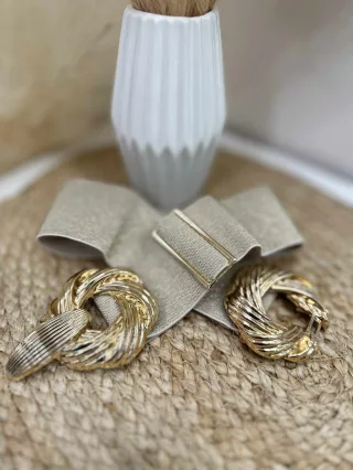   Curea elastică, groasă, cu prindere, de dimensiune ajustabilă, cu cataramă metalică.
