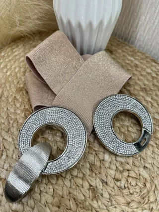 Curea elastică, strălucitoare, decorată cu pietre