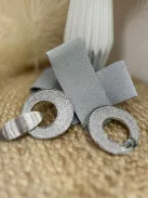 Curea elastică, strălucitoare, decorată cu pietre