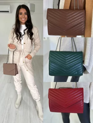   Geantă din piele sintetică, cu croi rigid, cu închidere prin capse și curea din lanț. Lățime: 24 cm, Înălțime: 19 cm.