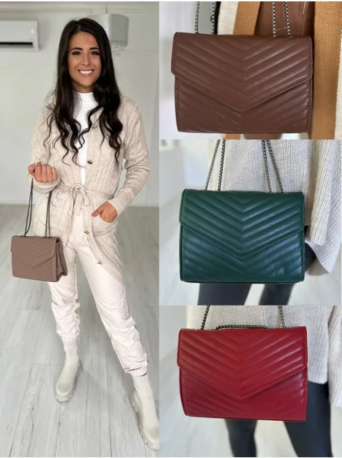 Geantă din piele sintetică, cu croi rigid, cu închidere prin capse și curea din lanț. Lățime: 24 cm, Înălțime: 19 cm.