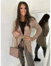   Geantă din piele sintetică, cu croi rigid, cu închidere prin capse și curea din lanț. Lățime: 24 cm, Înălțime: 19 cm.