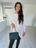Geantă din piele sintetică, cu croi rigid, cu închidere prin capse și curea din lanț. Lățime: 24 cm, Înălțime: 19 cm.