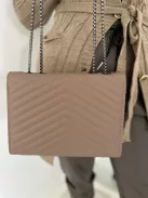 Geantă din piele sintetică, cu croi rigid, cu închidere prin capse și curea din lanț. Lățime: 24 cm, Înălțime: 19 cm.