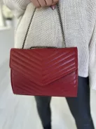 Geantă din piele sintetică, cu croi rigid, cu închidere prin capse și curea din lanț. Lățime: 24 cm, Înălțime: 19 cm.