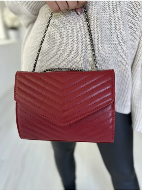 Geantă din piele sintetică, cu croi rigid, cu închidere prin capse și curea din lanț. Lățime: 24 cm, Înălțime: 19 cm.