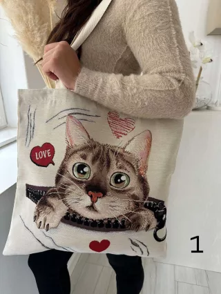   Geantă din pânză cu model. Lățime: 44 cm Înălțime: 40,5 cm.