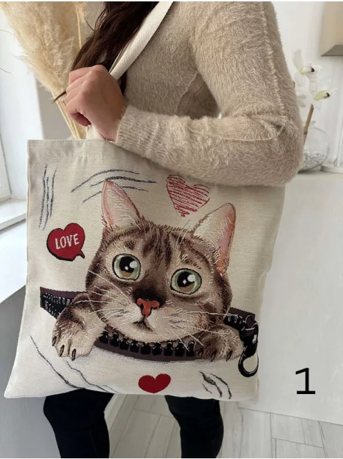 Geantă din pânză cu model. Lățime: 44 cm Înălțime: 40,5 cm.