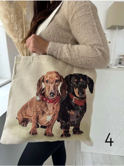 Geantă din pânză cu model. Lățime: 44 cm Înălțime: 40,5 cm.