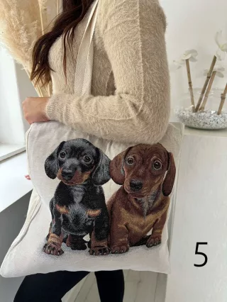  Geantă din pânză cu model. Lățime: 44 cm Înălțime: 40,5 cm.