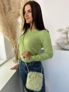 Geantă mică pufoasă cu blană, cu închidere tip buton, cu bretea lungă din piele ecologică. Lățime: 15,5 cm Înălțime: 20 cm
